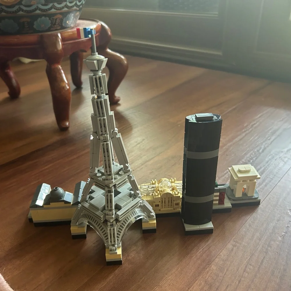 LEGO Architecture Paris Set 21044 - Picture 3 of 5